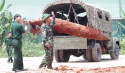 Di dời quả bom dài hơn 3m nặng nửa tấn tại Hạ Long